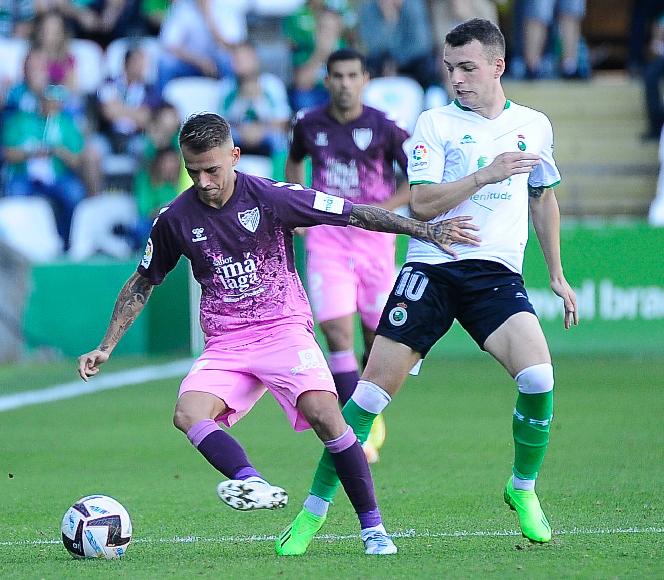 El Málaga empata en su visita al Racing (0-0). 