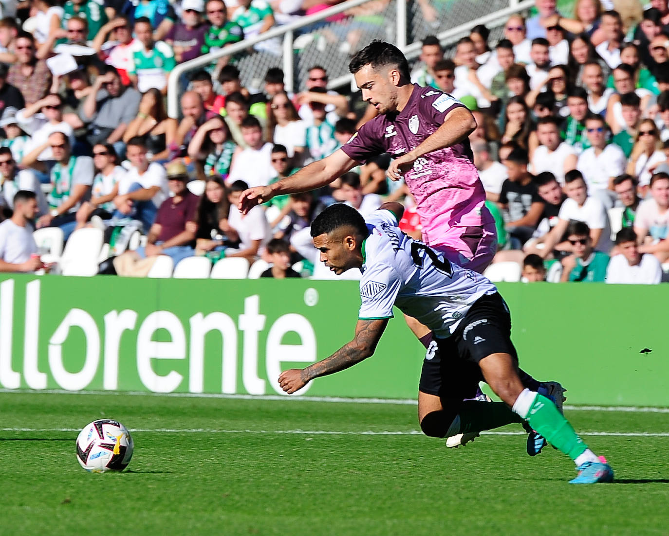 El Málaga empata en su visita al Racing (0-0). 