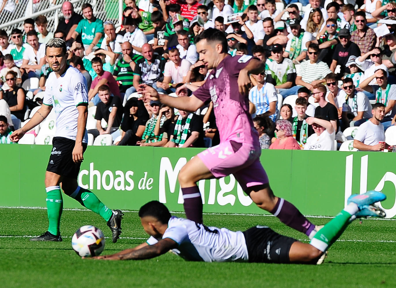 El Málaga empata en su visita al Racing (0-0). 