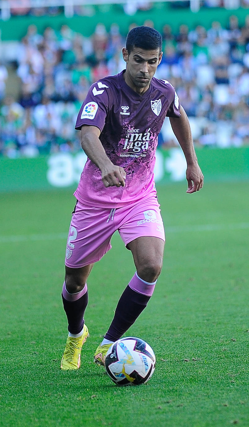 El Málaga empata en su visita al Racing (0-0). 