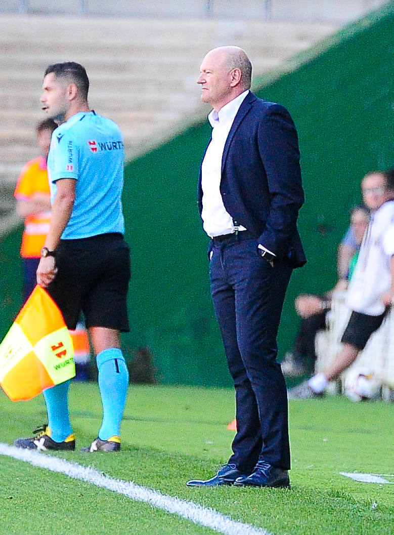 El Málaga empata en su visita al Racing (0-0). 
