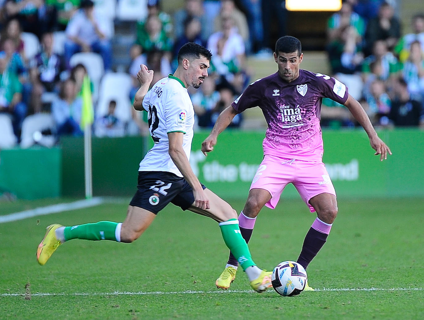 El Málaga empata en su visita al Racing (0-0). 