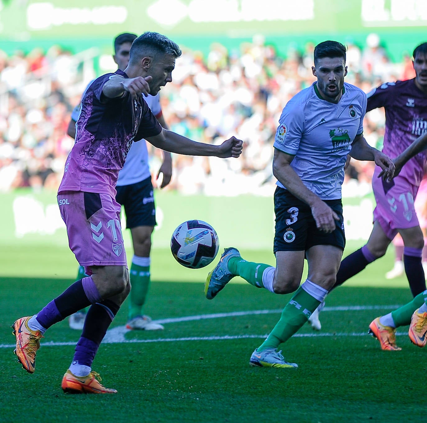 El Málaga empata en su visita al Racing (0-0). 
