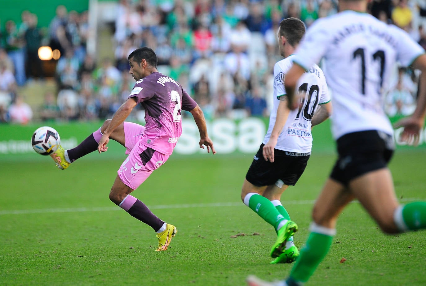 El Málaga empata en su visita al Racing (0-0). 