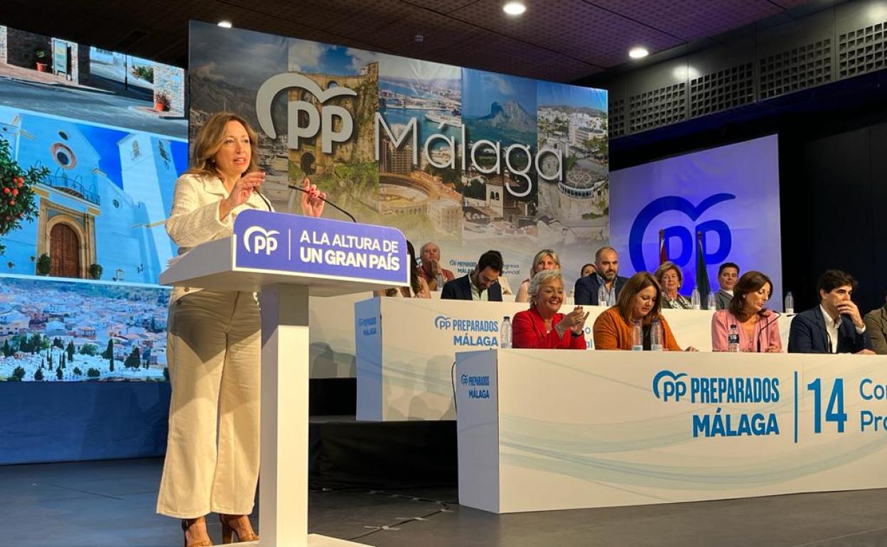 Navarro se dirige al plenario tras ser proclamada presidenta del PP de Málaga.