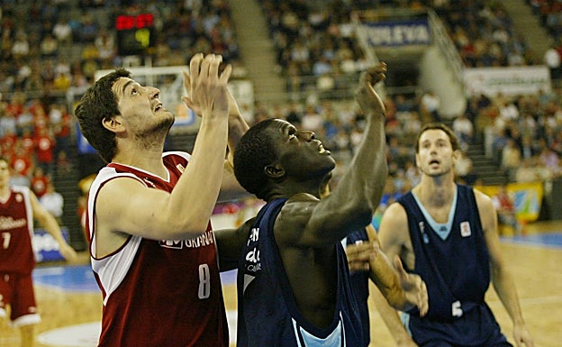 Savané, en un duelo con el Tenerife y contra el Granada en la temporada 2004-05. 