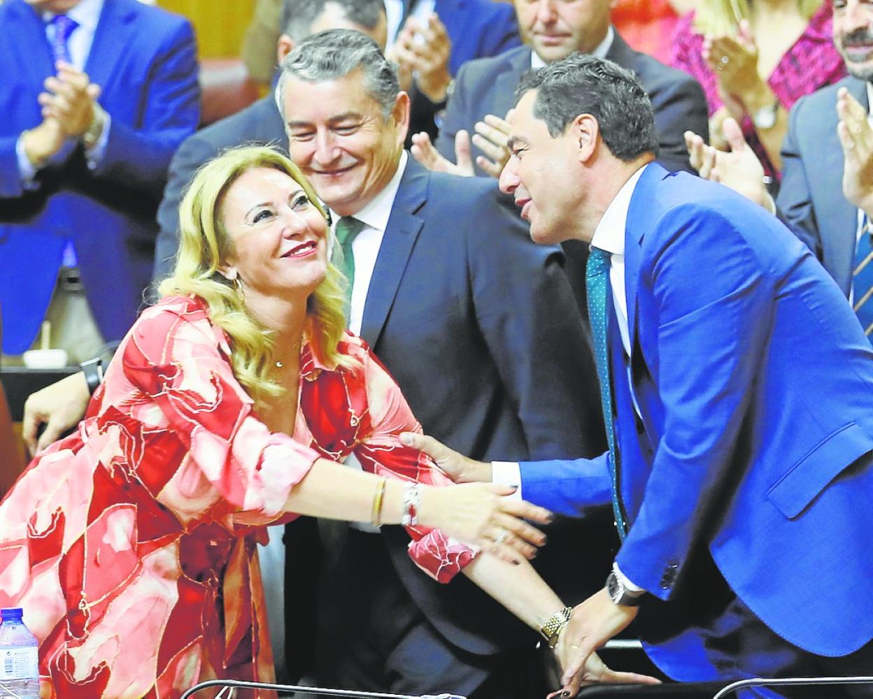 El presidente Juanma Moreno, con la consejera Carolina España, tras la firma de la bajada de impuestos. efe