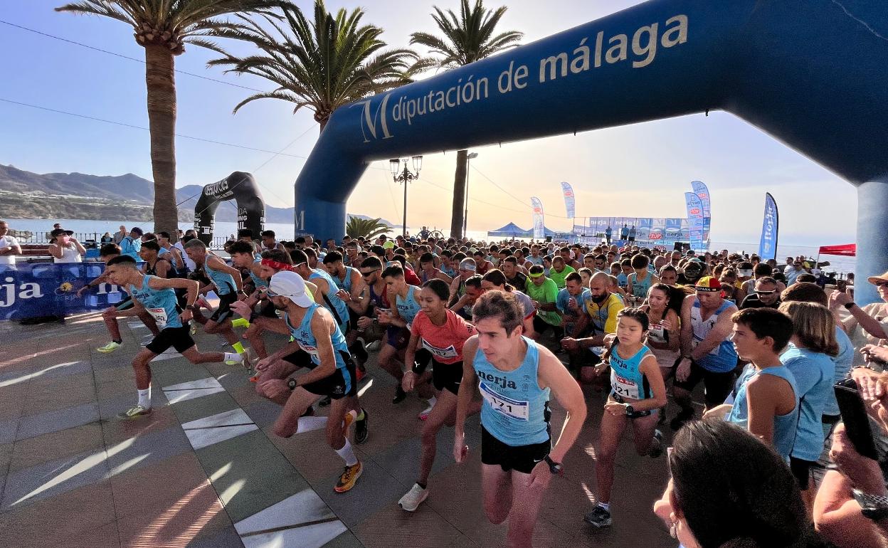 Imagen de la salida de las pruebas de diez y cinco kilómetros, este domingo en el Balcón de Europa. 