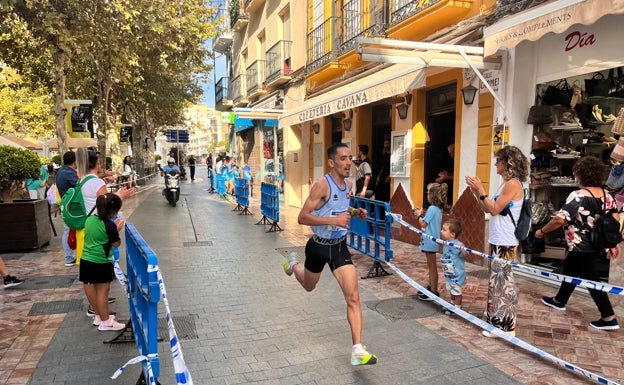 Imagen principal - Arriba, el vencedor de la prueba de diez kilómetros; abajo, dos imágenes de las carreras. 