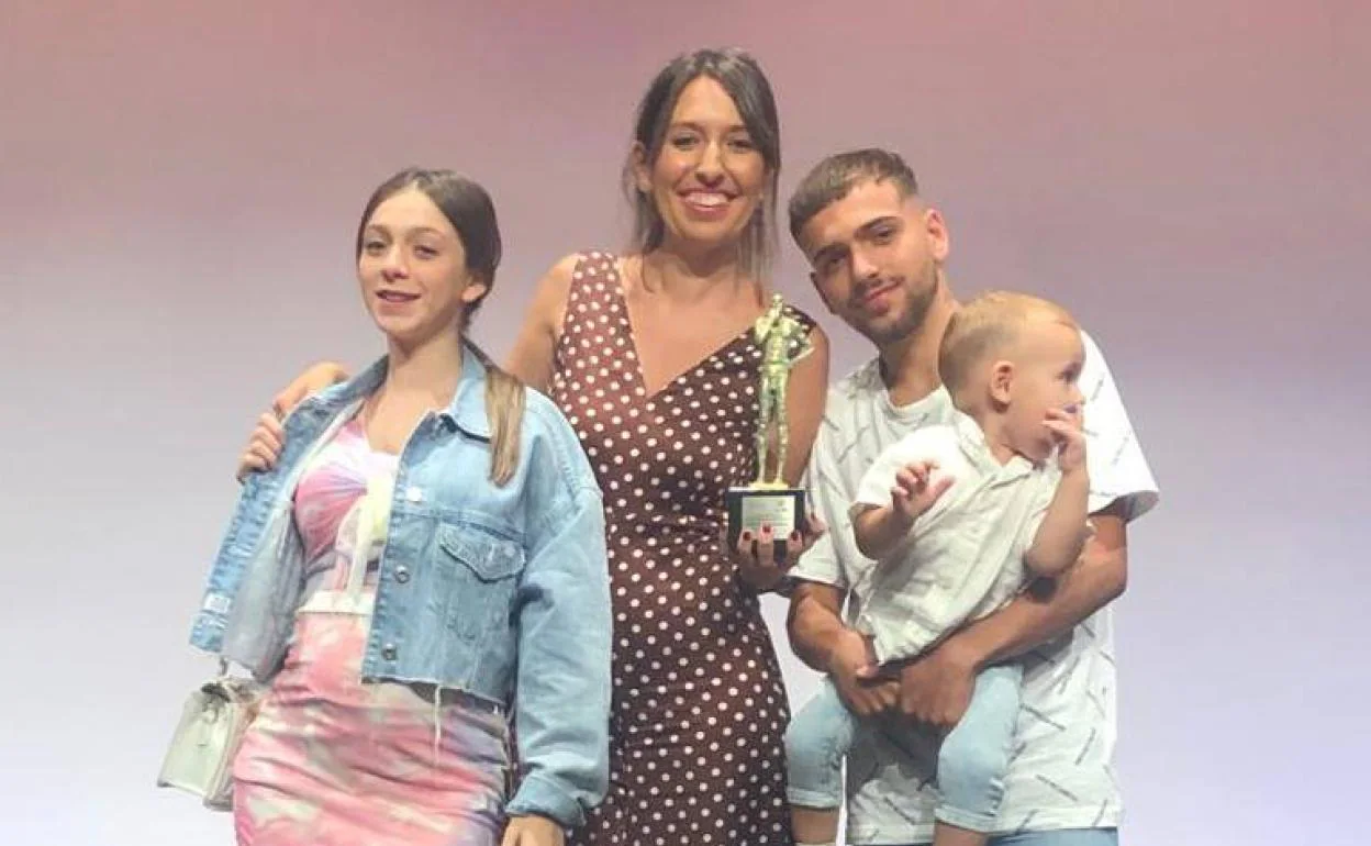 La directora Sara G. Cortijo, con el premio, junto a Romeo, el padre del niño, Kevin y su tía, Coraima. 