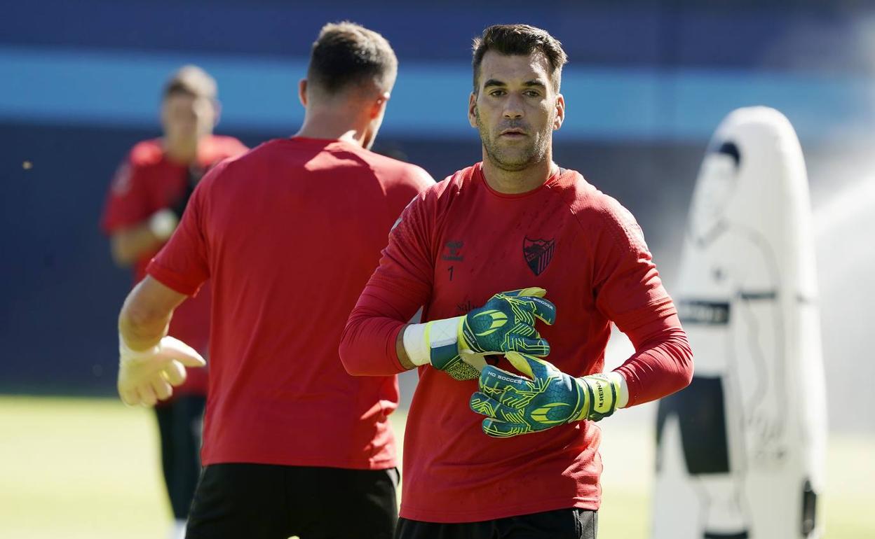 Manolo Reina se ajusta los guantes durante un entrenamiento. 