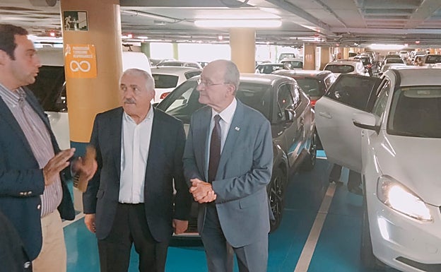 El alcalde, junto al edil José del Río y el gerente de Smassa, Manuel Díaz, en la visita al 'parking'. 