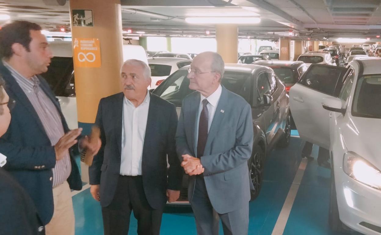 De la Torre charla con Manuel Díaz y el concejal José del Río durante una visita al 'parking' de la Marina. 