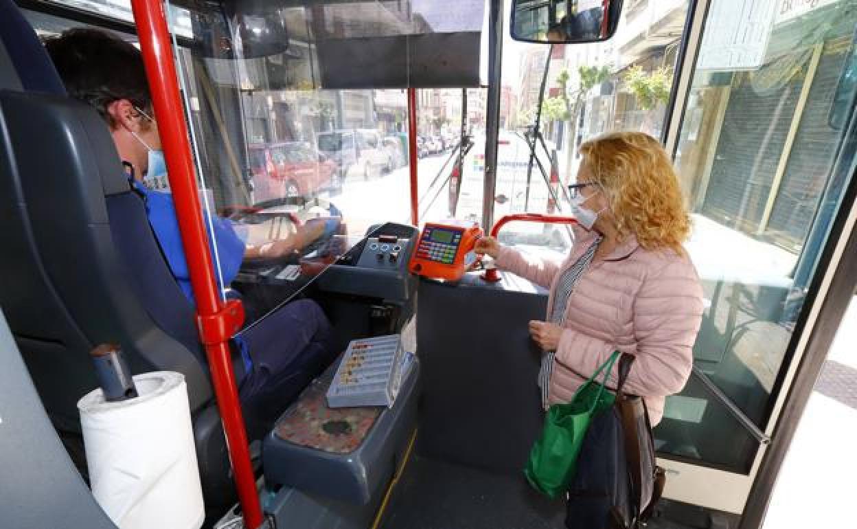 Sanidad se reúne este viernes con las comunidades en pleno debate sobre las mascarillas en el transporte público