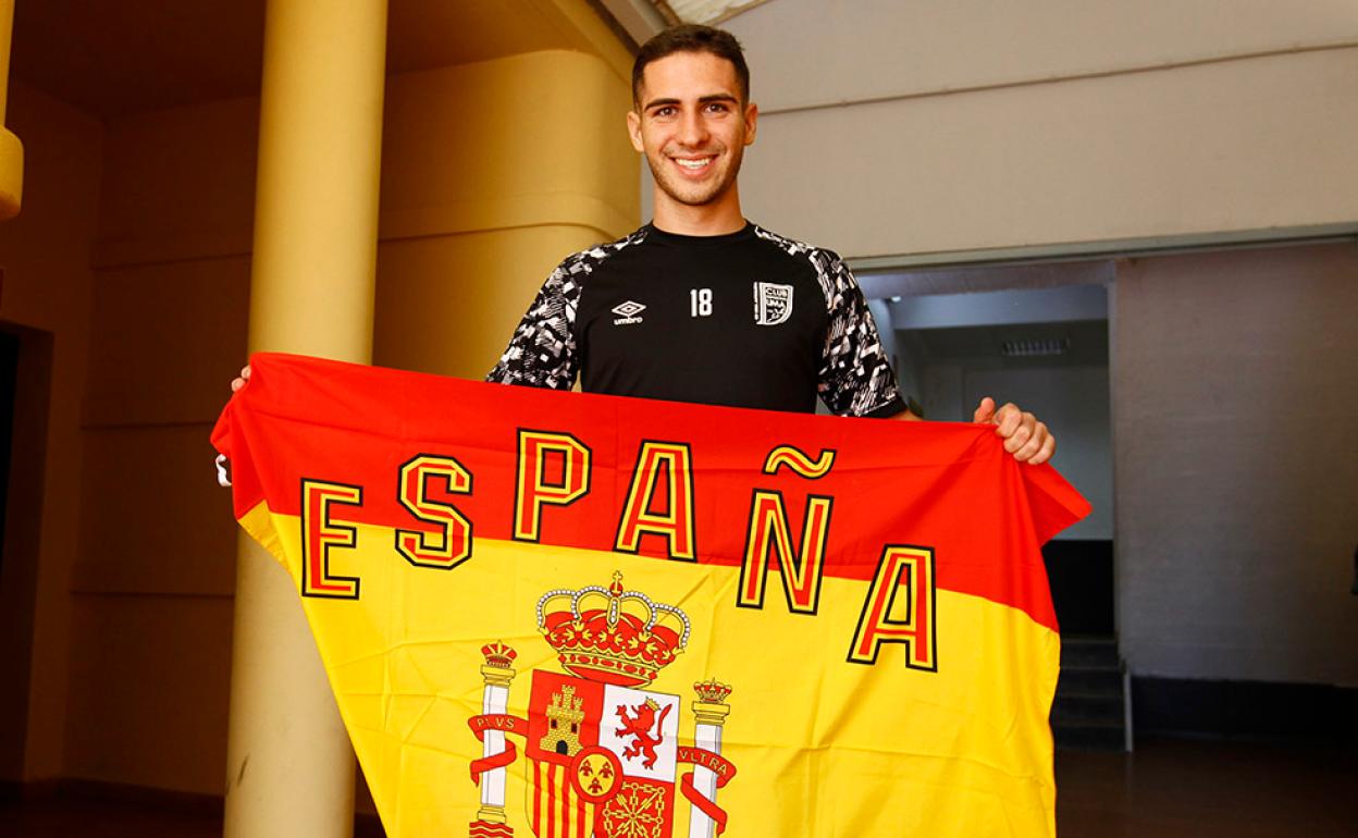 El pivote malagueño del BeSoccer UMA Antequera Pablo Ramírez posa para este periódico con la bandera de España. 