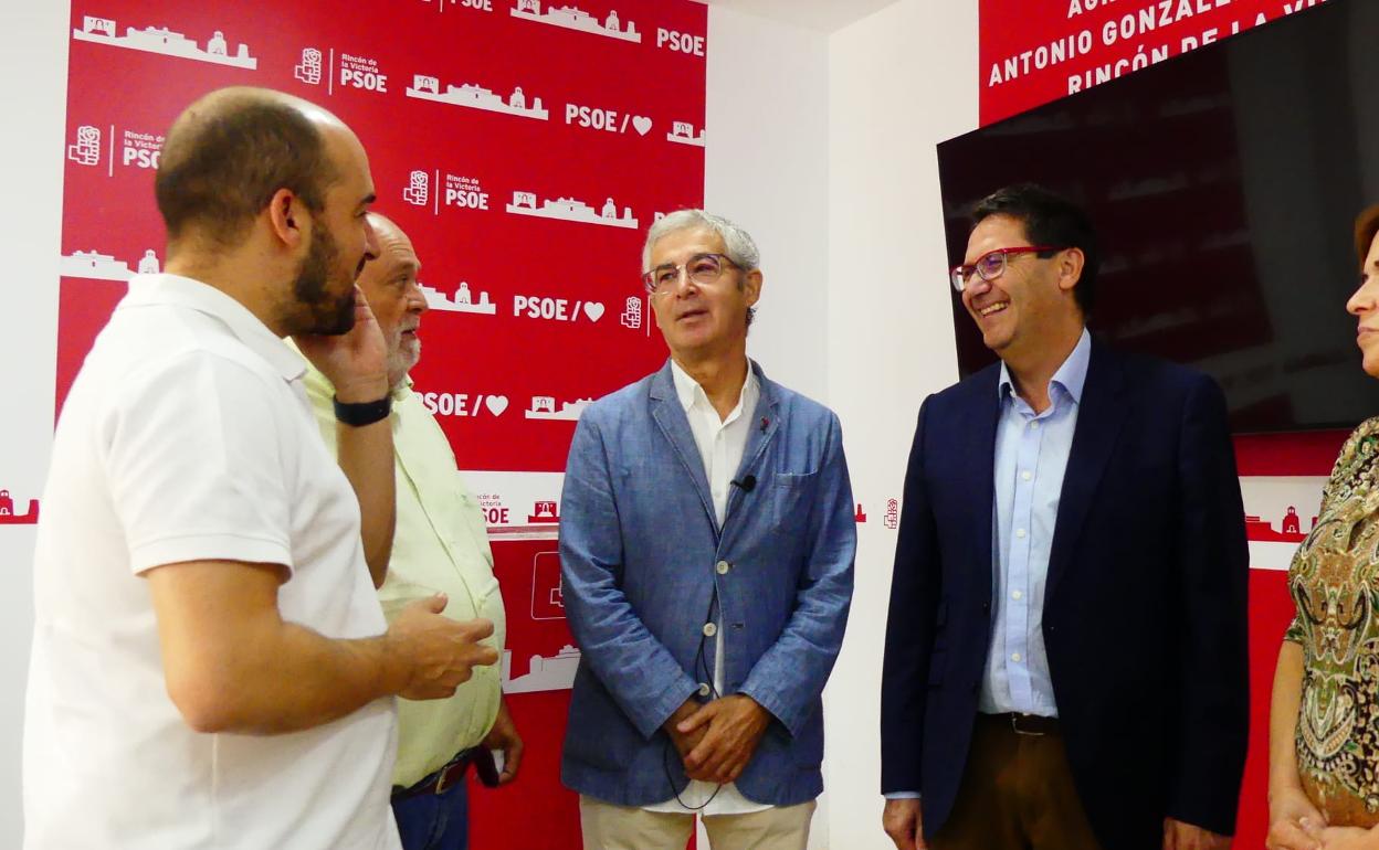 Ediles del PSOE de Rincón de la Victoria, en la sede de su partido. 