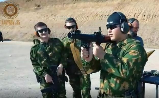 Los hijos adolescentes de Kadirov reciben entrenamiento militar. 