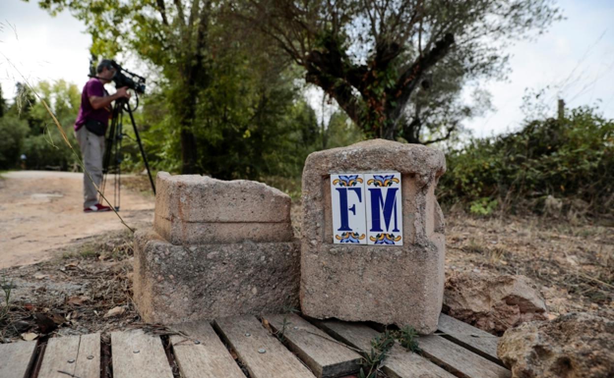 Un cámara toma imágenes de la entrada de la parcela de Francis Montesinos. 