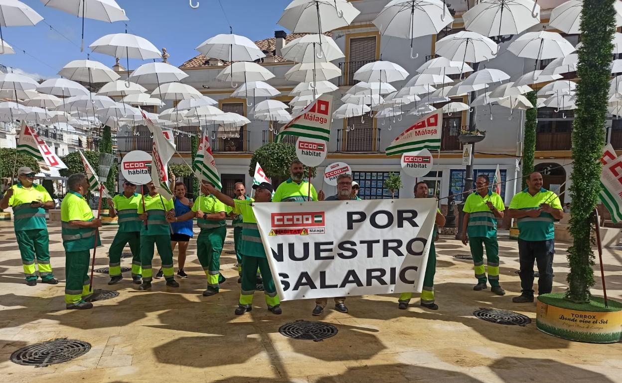 Trabajadores de la UTE FCC Caviclum, este jueves en la protesta en la plaza de la Constitución de Torrox. 