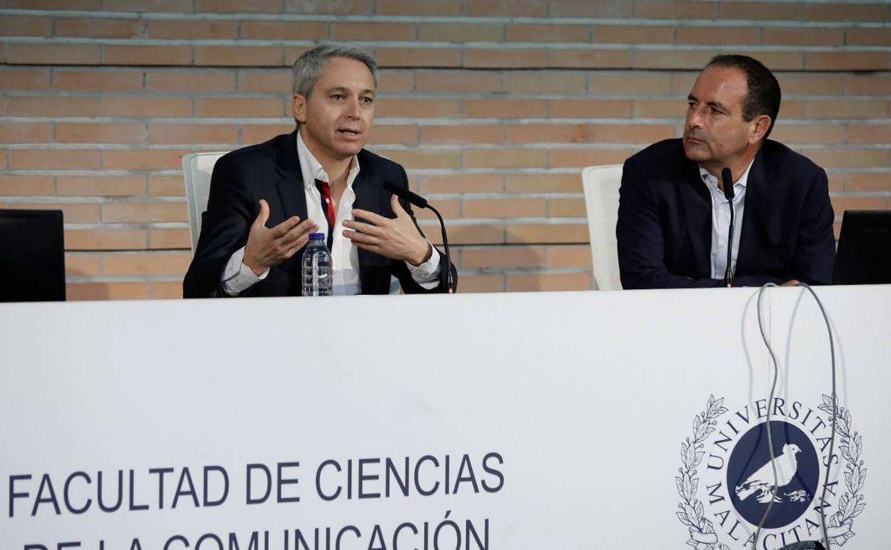 Vicente Vallés y Manolo Castillo, en el Aula Manga de la Facultad de Ciencias de la Comunicación. 