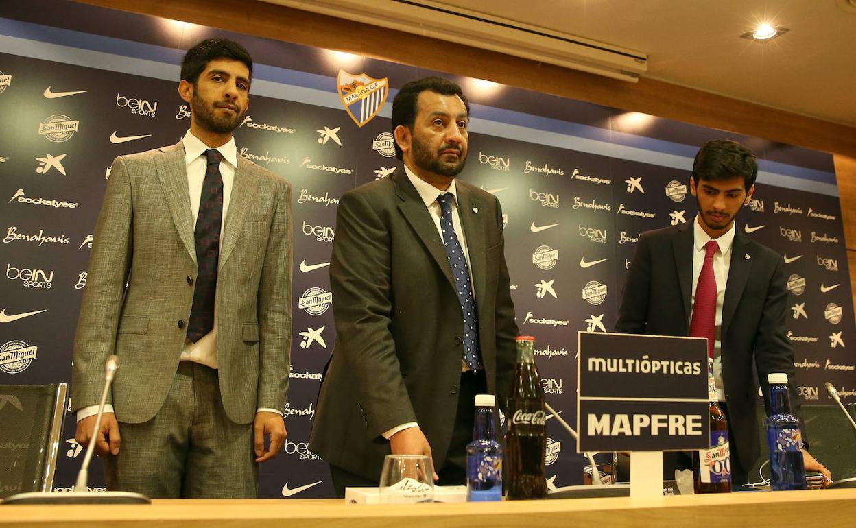 Nasser, Abdullah y Nayef Al-Thani, en una comparecencia en la sala de prensa de La Rosaleda. 