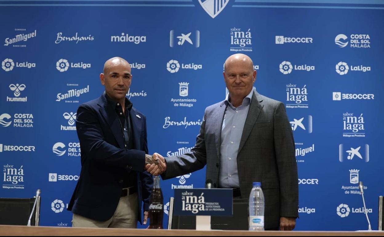 El director deportivo del Málaga, Manolo Gaspar, y el entrenador, Pepe Mel, semanas atrás en la presentación del preparador madrileño como nuevo fichaje.