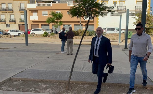 Imagen principal - Arriba, el investigado y su abogado, a la llegada a los juzgados; debajo, el hermano de la joven rumana Dana Leonte, Florín, y a la derecha su abogada, Antonia Barba. 