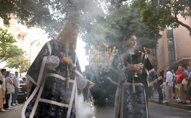 Acólitas turiferarias delante de la Virgen de las Angustias. 