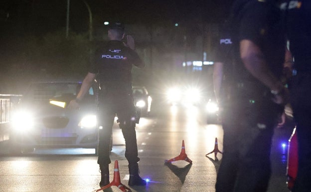 Un policía da el alto a un turismo en uno de los dispositivos de la unidad. 