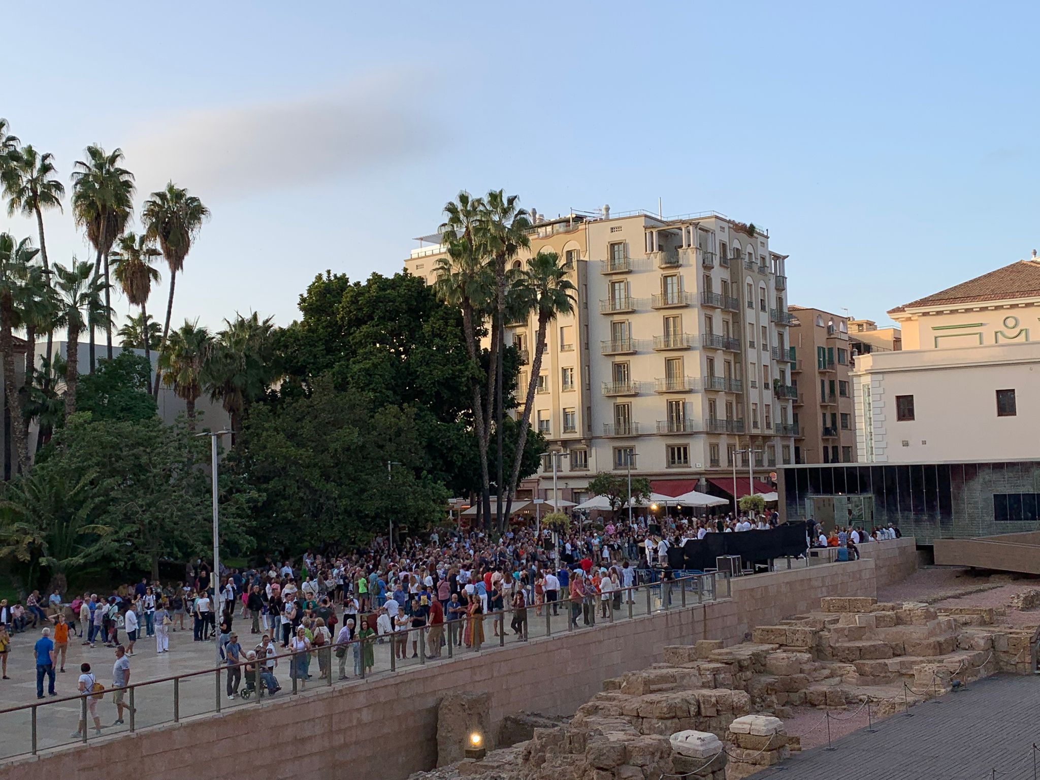 Un centenar de propuestas celebran el reencuentro de la ciudad con la fiesta cultural nocturna tras el largo parón de la pandemia