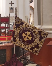 Imagen secundaria 2 - Tres imágenes del acto de presentación de la nueva enseña de la Agrupación de Cofradías de Vélez-Málaga. 