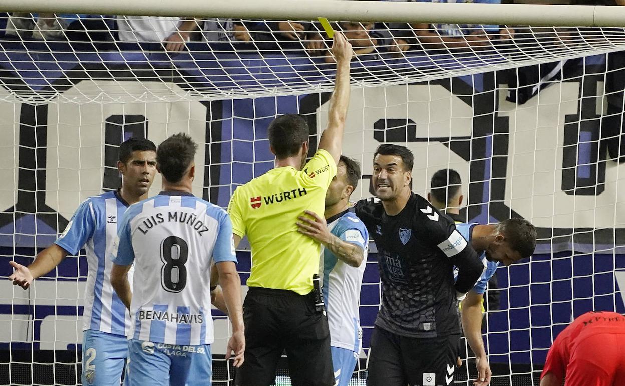 Galech Apezteguia muestra la amarilla a Manolo Reina en el partido de este domingo. 