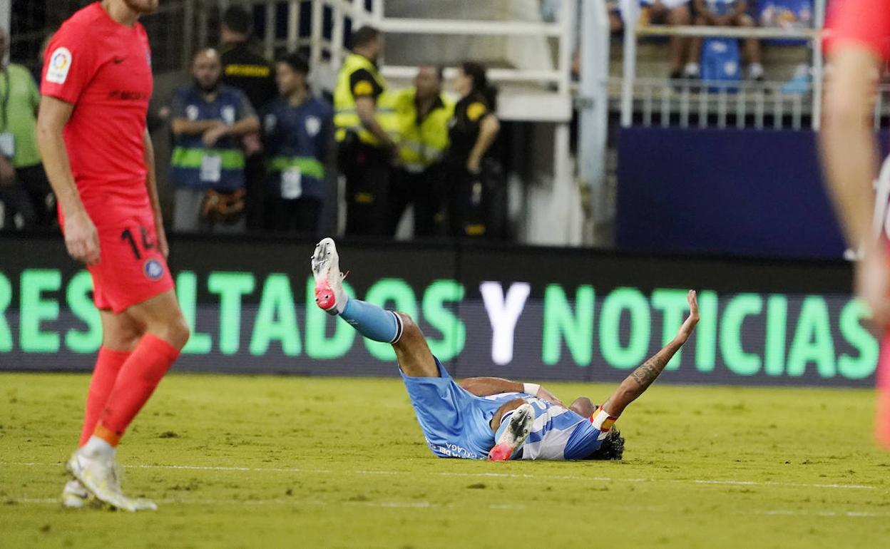 Escassi, en el suelo, en una acción del partido. 