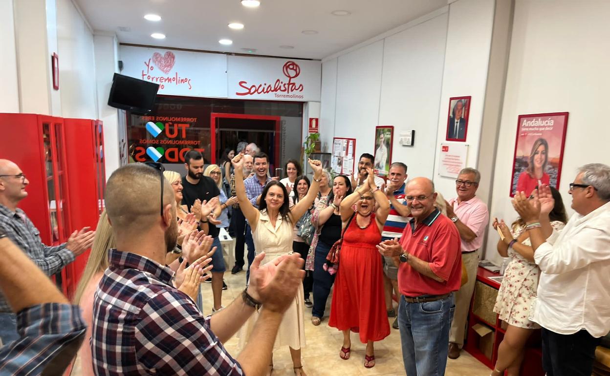 Tocón levanta los brazos tras saberse ganadora después del escrutinio celebrado en la sede del PSOE de Torremolinos.