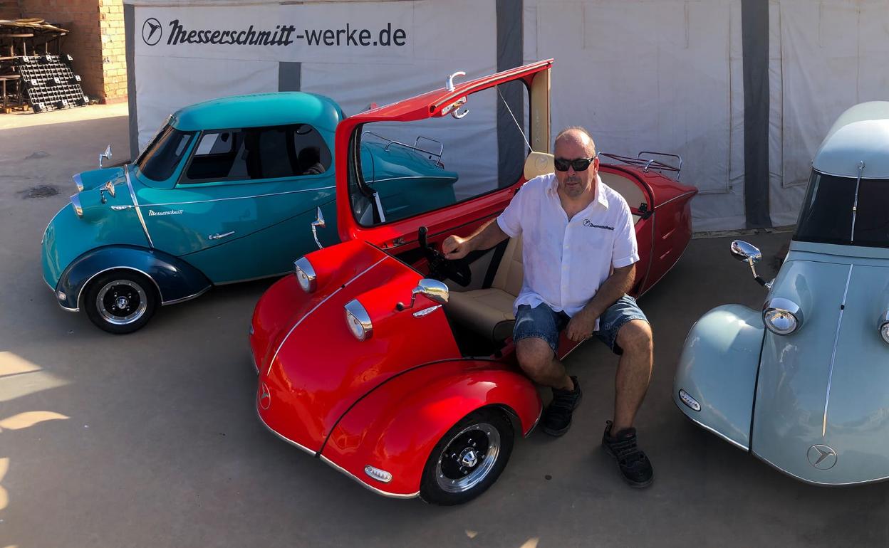 El ingeniero alemán Joachim Aldfinger, junto a varios de los vehículos que ha fabricado en su taller de Nerja. 