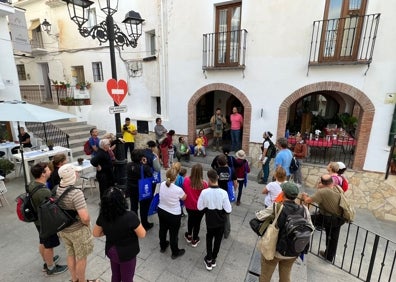 Imagen secundaria 1 - Tres imágenes de la jornada sobre la avifauna celebrada en Canillas de Aceituno. 