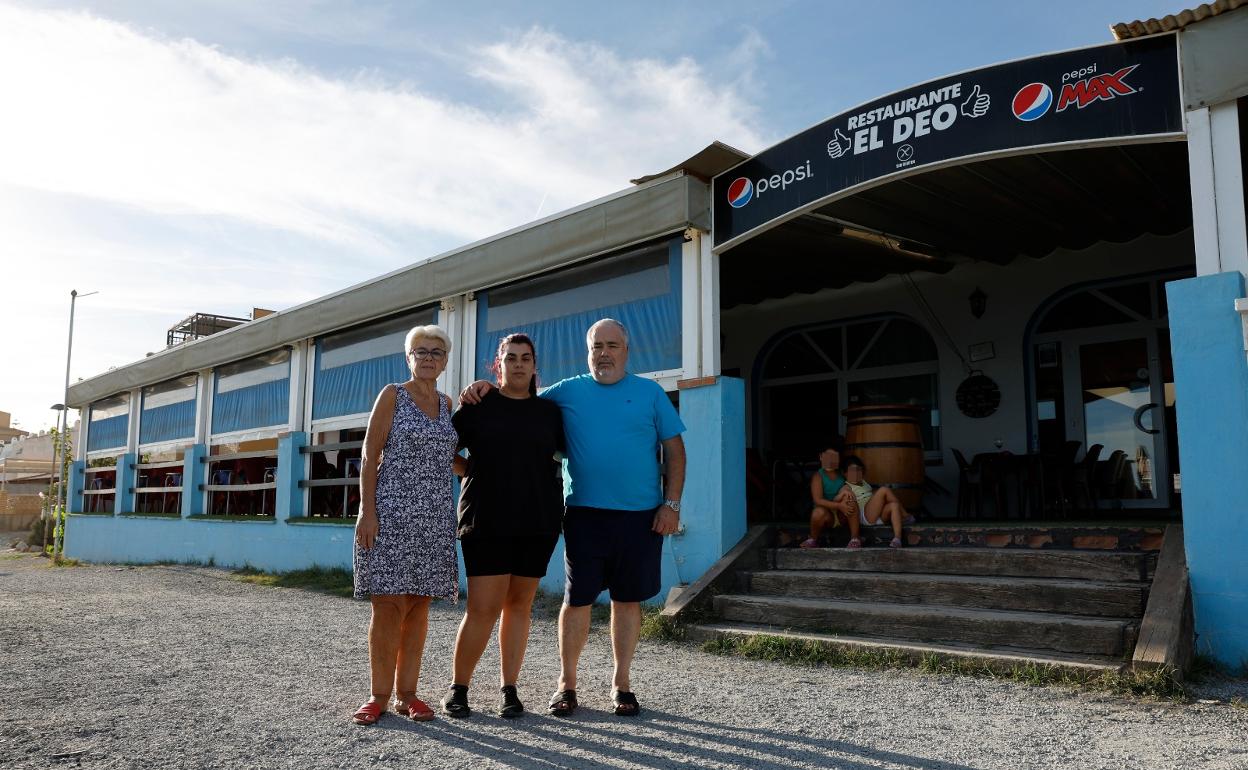 María Teresa Zaragoza y Miguel Galo, con su hija, delante del restaurante que regentan en Rincón. 