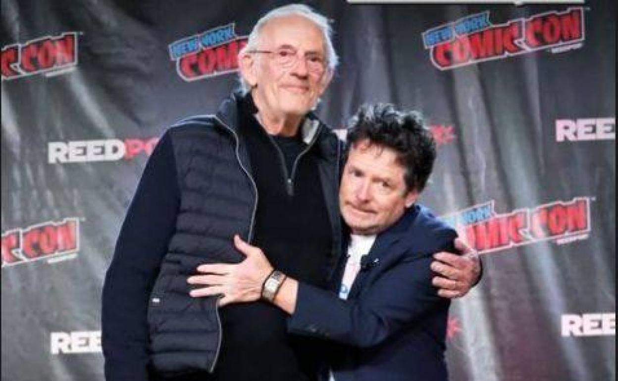 Christopher Lloyd y Michael J. Fox posan para la prensa. 