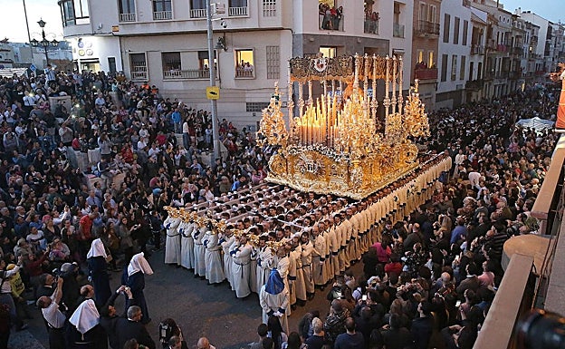 El trono de la Virgen de la Paloma, por la calle Carretería y la Tribuna de los Pobres, en la Semana Santa de 2018. 