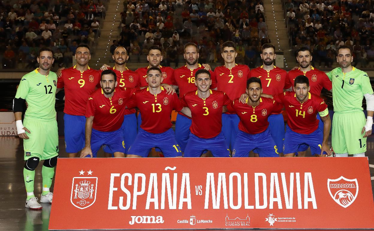 Pablo Ramírez, con el dorsal '3',en el centro de la imagen, con el resto de la selección española. 