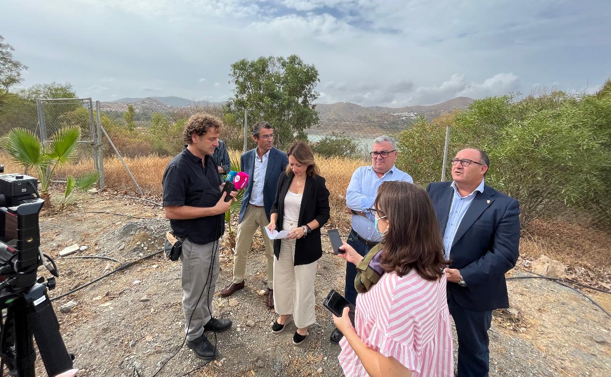 El delegado de Agricultura, la delegada de la Junta, y el presidente y vicepresidente de Axaragua, este martes en La Viñuela. 