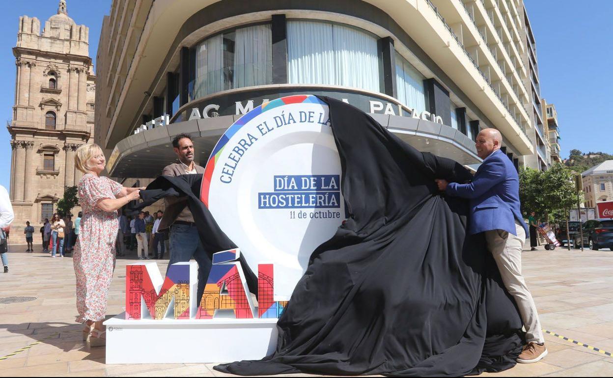 Una escultura en la calle Molina Lario homenajea a los hosteleros. 