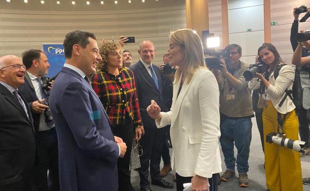 Juanma Moreno, este jueves con la presidenta del Parlamento Europeo, Roberta Metsola. 