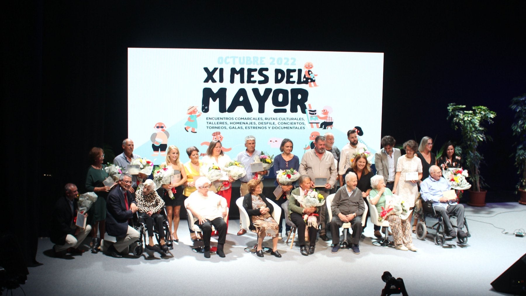 Foto de familia de los mayores homenajeados en el acto celebrado ayer, junto al presidente, Francisco Salado, y otros representantes de la institución provincial.