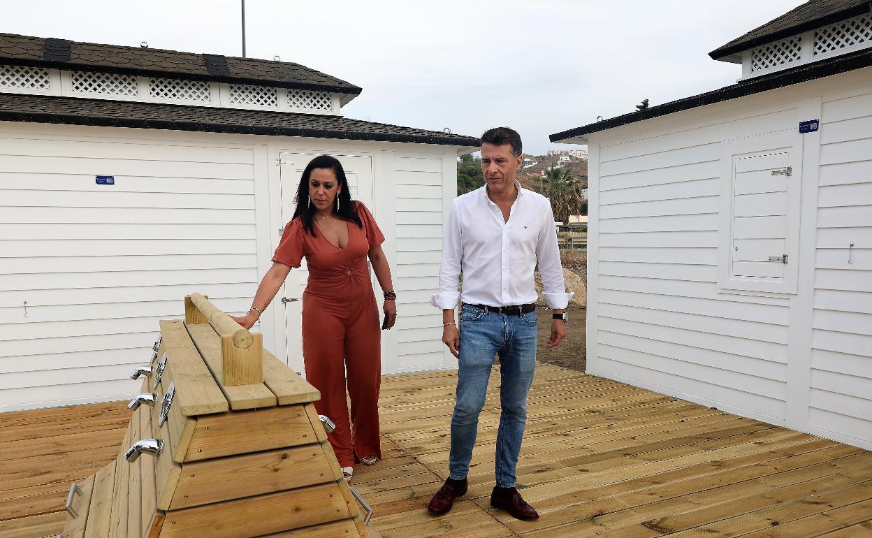 La concejala de Playas y el alcalde torroxeño, junto a los nuevos módulos de aseos en El Peñoncillo. 