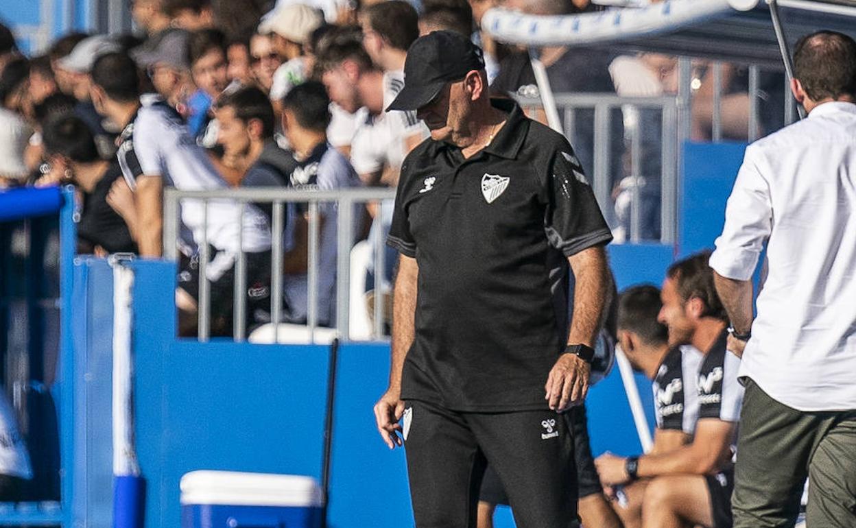 El entrenador del Málaga, Pepe Mel, cabizbajo durante el partido contra el Leganés en el estadio de Butarque.