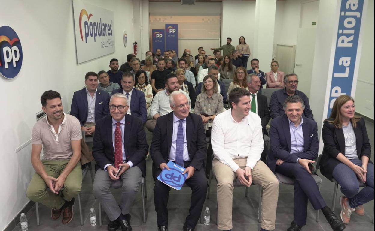 El presidente del PP de La Rioja, José Ignacio Ceniceros (tercero por la izquierda), durante la reunión este jueves del comité ejecutivo regional del partido.