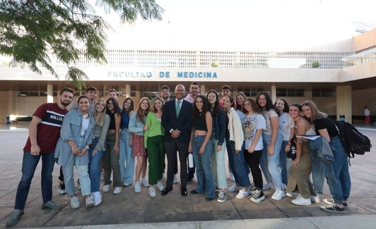 El decano, con un grupo de alumnos de tercer curso. 