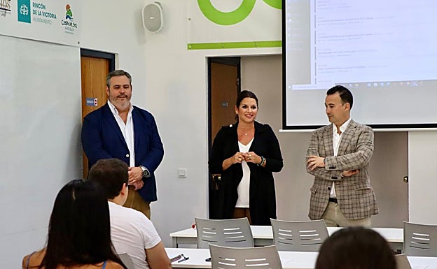 La concejala de Formación y Empleo, en la visita al curso para pymes. 