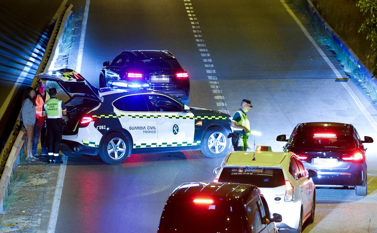 Agentes de la Guardia Civil, durante uno de los puntos de control de la noche. 